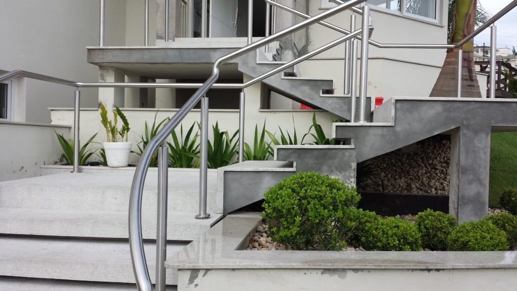 escada externa,com jardim, granito branco itaunas, acabamento flameado, degraus meia esquadria