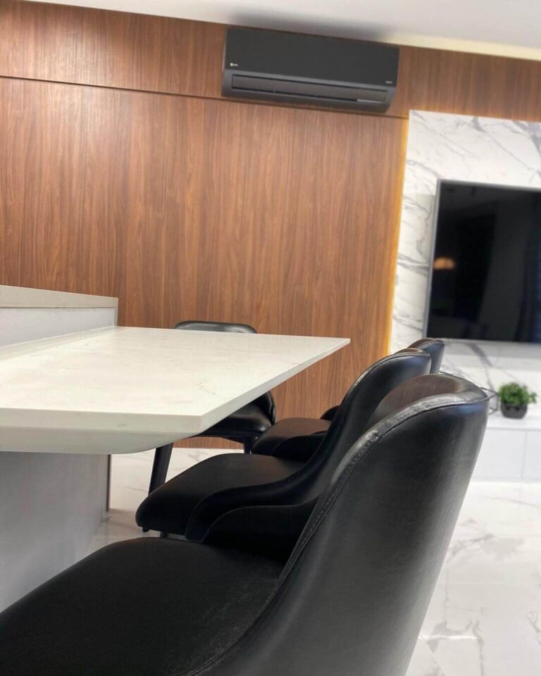 Mesa com chanfro detalhes em quartzo branco com cinza