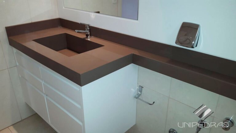 banheiro com Pia com cuba esculpida em Quartzo Ocher New armario mdf branco puxadores cava