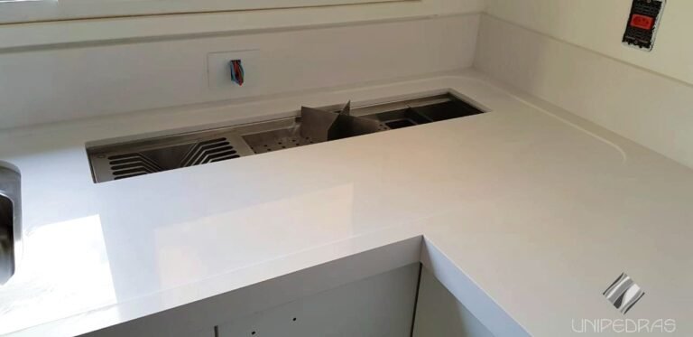 Bancada em quartzo branco