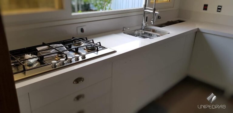 Bancada em quartzo Silestone branco rebaixo italiano calha umida cuba dupla torre de tomada embuti