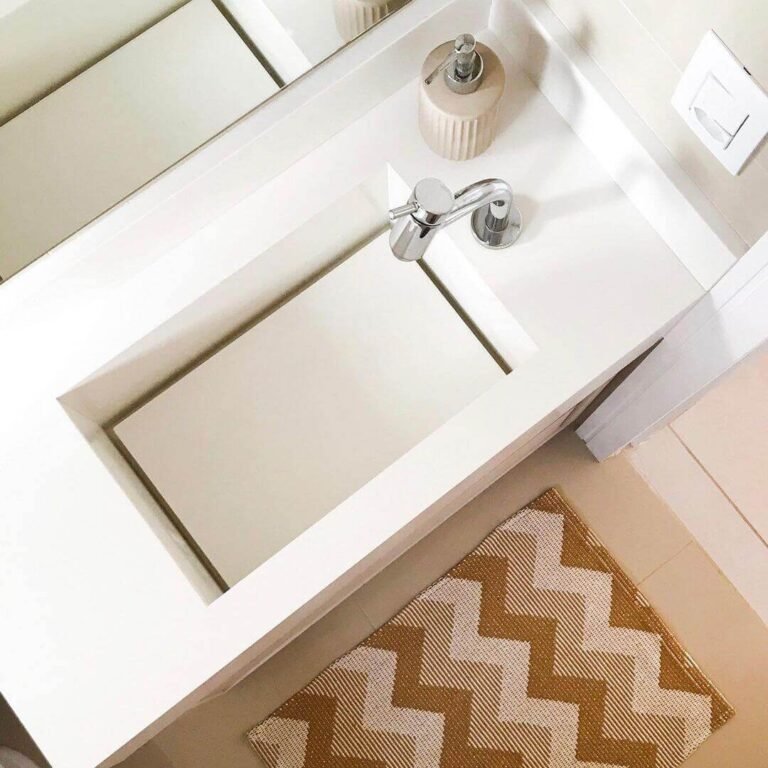 banheiro com cuba esculpida em quartzo branco marmoraria palhoça