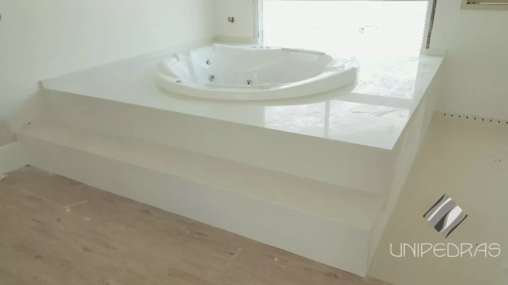 banheira ofuro 4 lugares em revestida em quartzo branco com degraus