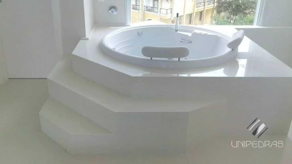 banheira ofuro 4 lugares em revestida em quartzo branco com degraus
