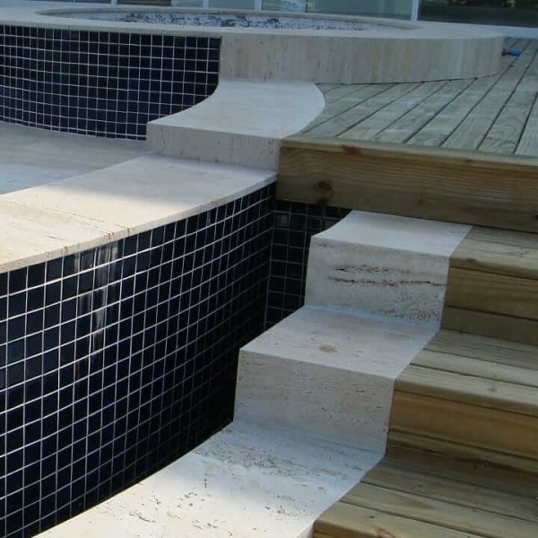 Nesta piscina, o Travertino Romano Bruto trouxe a sofisticação do mármore importado, a neutralidade através da cor do material e a funcionalidade, pois é um material áspero, que evita escorregamentos.