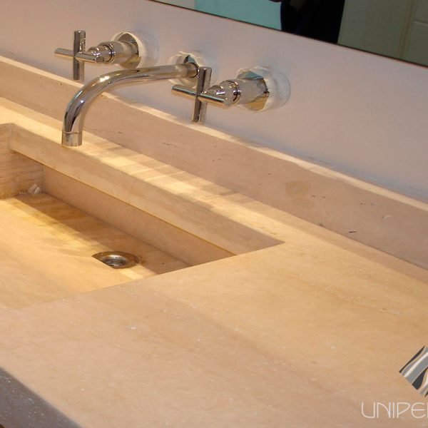 Banheiro-pia-com-cuba-esculpida,-travertino-romano-bruto,-marmoraria-unipedras