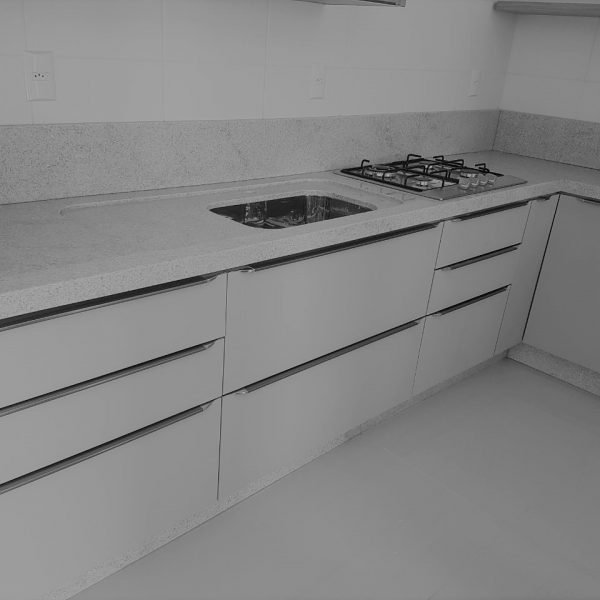 pia de cozinha em granito branco itaunas, cooktop em inox, cuba grande, faixas altas, marmoraria em palhoça