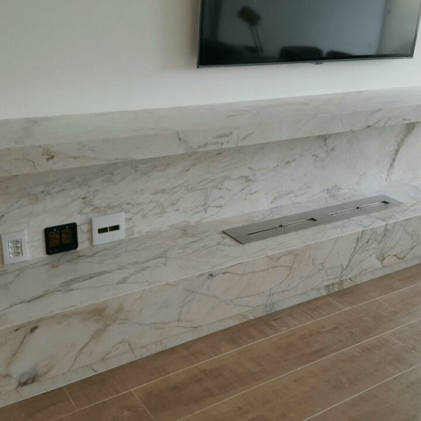 sala com lareira ecologica, movel para TV revestido em marmore calacata