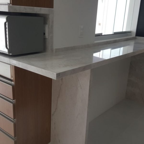 bancada de refeições com pés, laterais, nicho microondas marmore, espaço gourmet