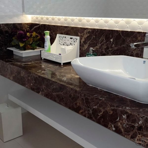 bancada de banheiro em marmore marrom importado imperador, com cuba de apoio, espelho com led